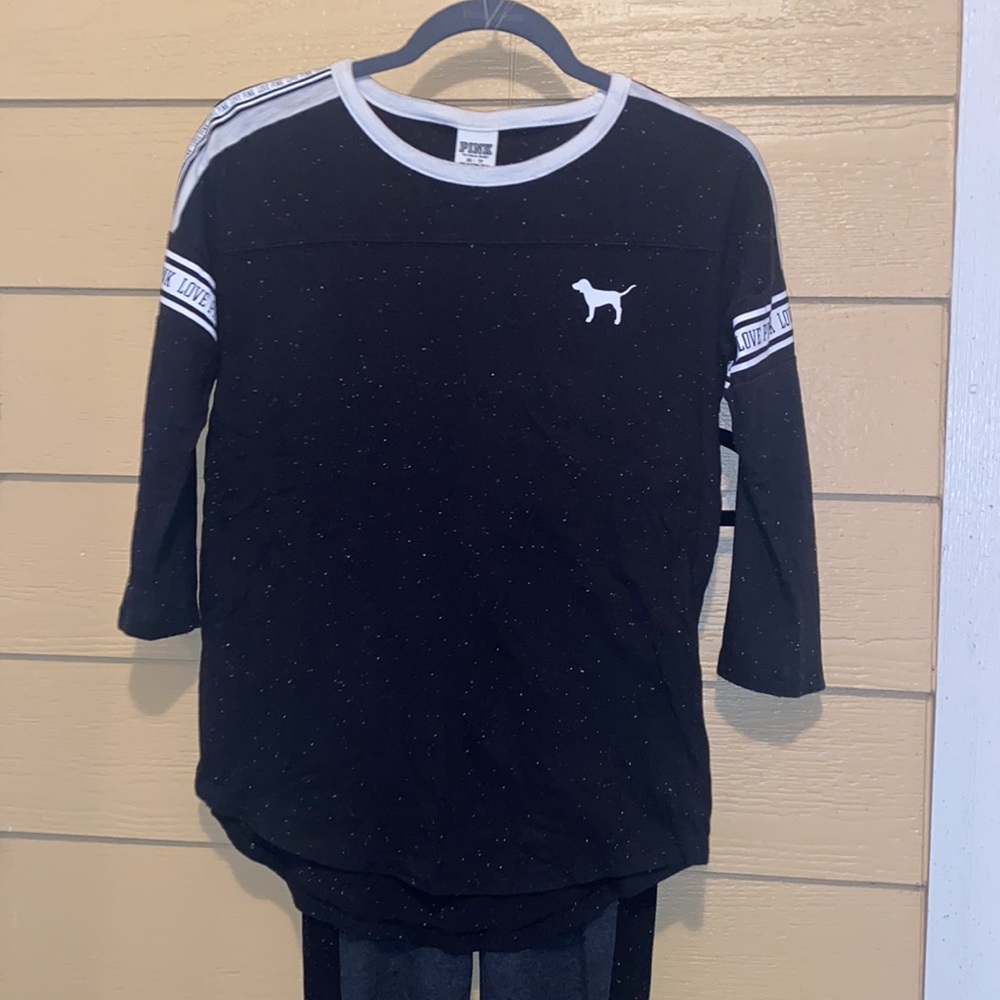 Women’s Victoria Secret Pink set w leggings & shirt. Black & Gray, size xs.